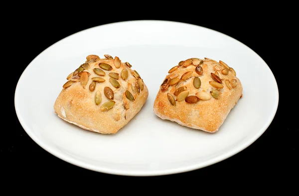 Дві бутерброди з гарбузовим насінням на білій тарілці — стокове фото