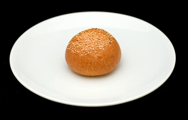 Pão de sanduíche com gergelim na placa branca — Fotografia de Stock