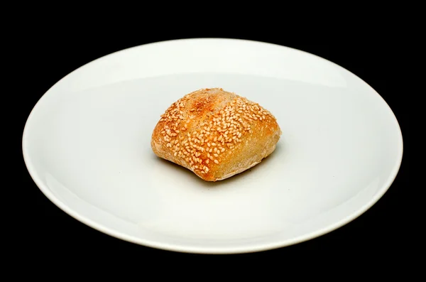 Szendvics zsemle szezámmagos fehér tányérra — Stock Fotó
