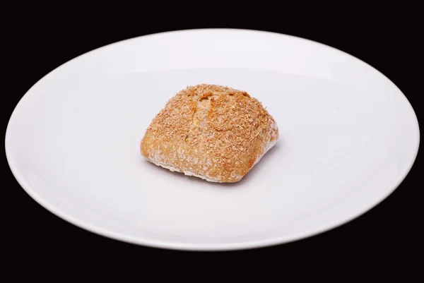 Булочка-сэндвич на белой тарелке — стоковое фото