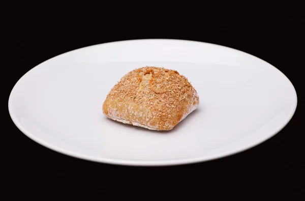 Bun kanapka na białym talerzu — Zdjęcie stockowe