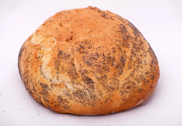 Große Laib Brot mit Mohn isoliert auf weiß — Stockfoto