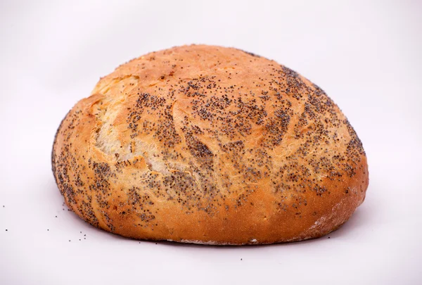 Μεγάλο καρβέλι ψωμί με παπαρούνας που απομονώνονται σε λευκό — Φωτογραφία Αρχείου