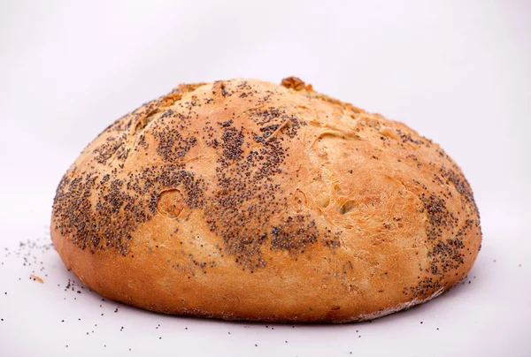 Nagy vekni kenyeret, elszigetelt fehér mák — Stock Fotó