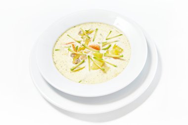 Beyaz beyaz arka plan üzerinde sebze çorbası