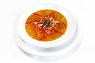 Beyaz arka plan üzerinde sebze taze tavuk çorbası