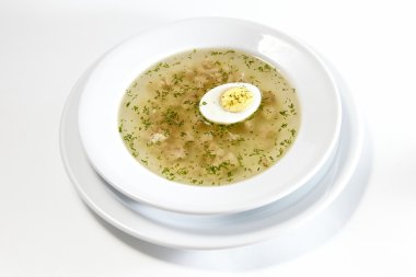 Yağsız tavuk suyu ile bir buçuk yumurta beyaz arka plan üzerinde izole bir kase pişmiş