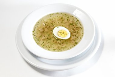 Yağsız tavuk suyu ile bir buçuk yumurta beyaz arka plan üzerinde izole bir kase pişmiş