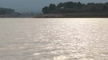 Beniarres, İspanya 'da, gölün üzerinde gümüş bir günbatımı manzarası