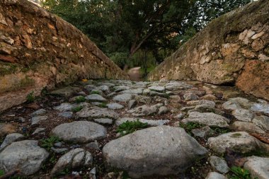 İspanya, Alcoy 'daki Buidaoli Köprüsü' ne giden yolda taşlı zemin, 19. yüzyılda inşa edilmiş.