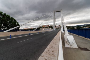 Fernando Reig 2 Kasım 2025 'te Alcoy' da bulutlu gökyüzünün altında kablo köprü olarak kaldı.