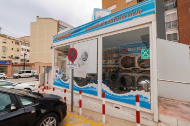 24 Kasım 2025 'te Akıllı Alcoy şehrinin şehir ortamında Lavomatic self-servis çamaşırhanesi, İspanya