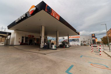 Avrupa 'da 2030' lara doğru fosil yakıtların geleceği belirsiz, 24 Kasım 2025 'te Alcoy' daki Repsol benzin istasyonu, İspanya