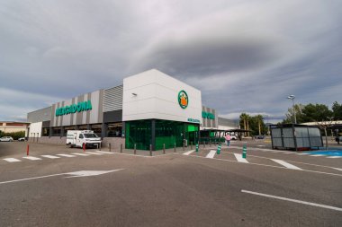 24 Kasım 2025 tarihinde Alcoy, İspanya 'da bulutlu gökyüzü ile Mercadona süpermarketinin dış görünümü