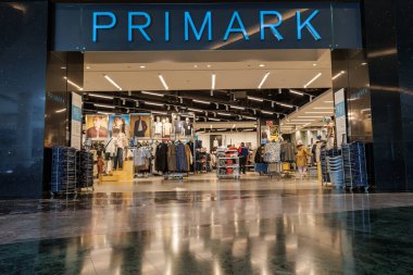 Alicante 'deki Gran Va alışveriş merkezindeki Primark mağazasına giriş 12 Mart 2026, İspanya