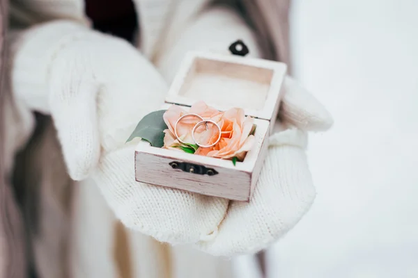 Wedding rings. Winter wedding — Stock Photo, Image