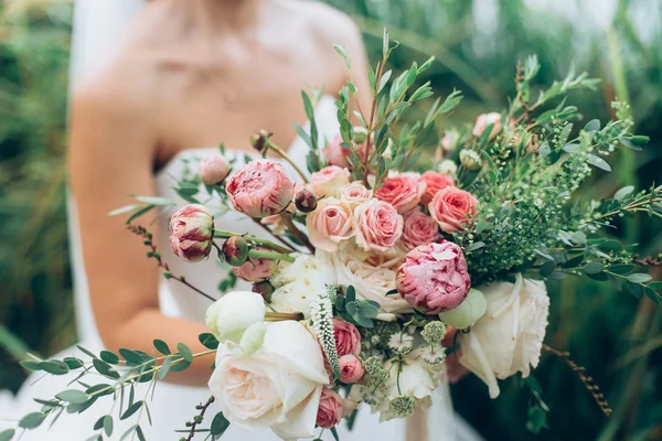 Noiva segurando buquê de casamento — Fotografia de Stock