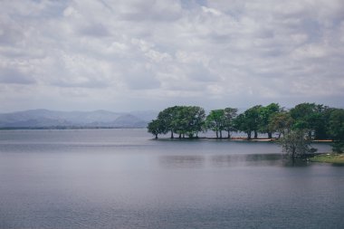 Bulutlu gökyüzü göl manzaralı 