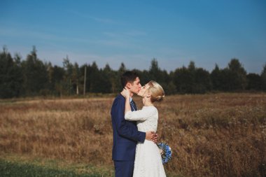  Gelin ve damat sahada