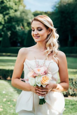  Gelin elinde çiçek buketi 
