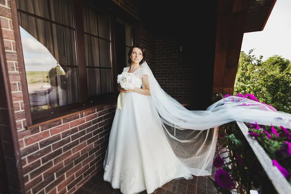 Bela noiva de luxo na varanda — Fotografia de Stock