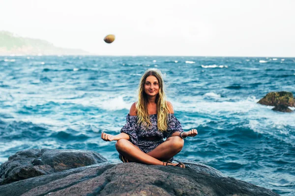 Chica medita en piedra — Foto de Stock