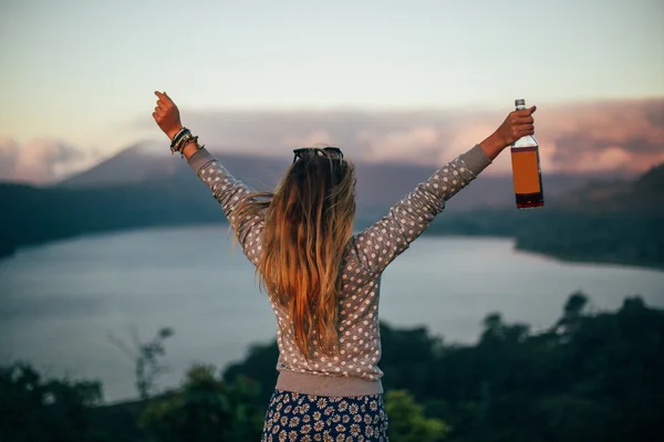 Mujer rubia sosteniendo botella —  Fotos de Stock