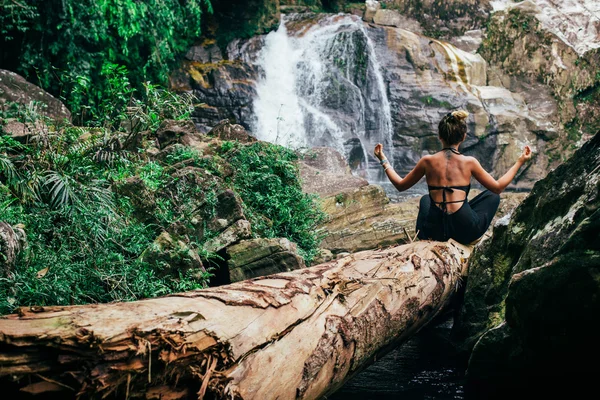 Het meisje mediteert bij falls — Stockfoto