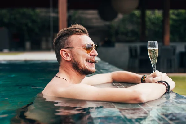 Uomo di successo ha un riposo in piscina — Foto Stock