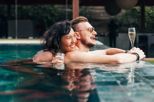 Casal tem um descanso na piscina — Fotografia de Stock