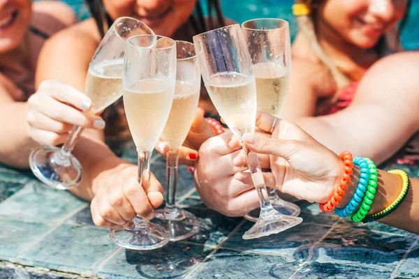 Amigos clink vasos en la piscina —  Fotos de Stock