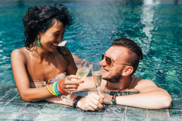 Casal tem um descanso na piscina — Fotografia de Stock