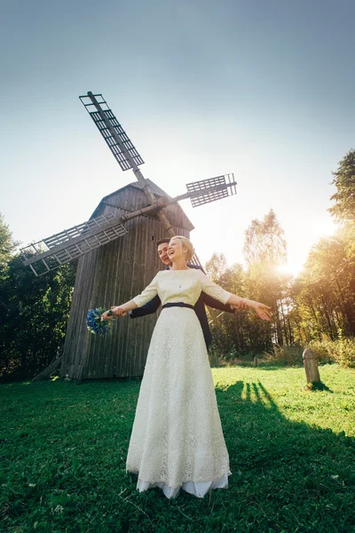 Paar auf altem hölzernen Windmühlenhintergrund — Stockfoto