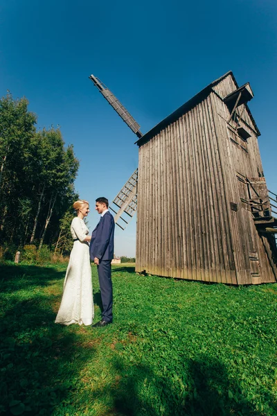 Paar auf altem hölzernen Windmühlenhintergrund — Stockfoto