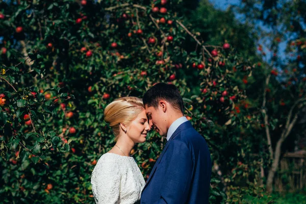 Bonito jovem casal — Fotografia de Stock