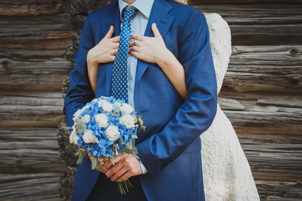 Noivo segurando buquê de casamento — Fotografia de Stock