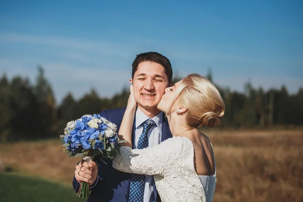 Braut und Bräutigam im Feld — Stockfoto