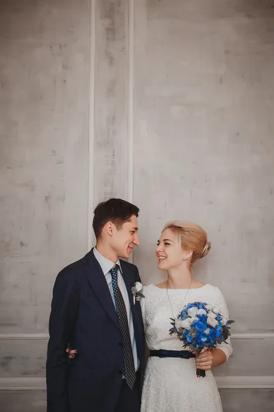 Braut und Bräutigam auf Wandhintergrund — Stockfoto