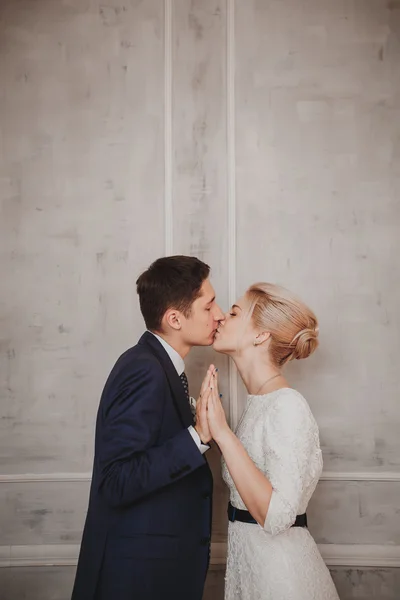 Novia y novio en el fondo de la pared — Foto de Stock