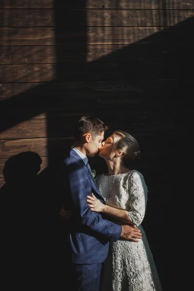 Bruid en bruidegom op muur achtergrond — Stockfoto