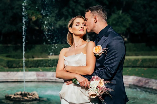 Damat yanağından öpüşme