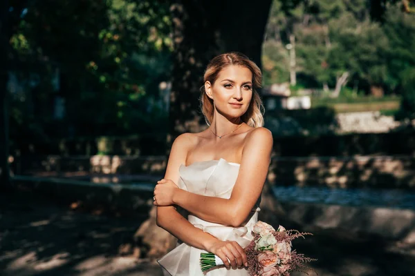 Glückliche junge Braut — Stockfoto