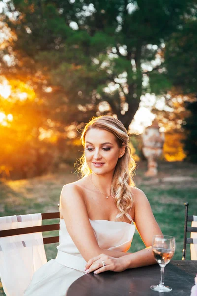 Glückliche junge Braut — Stockfoto