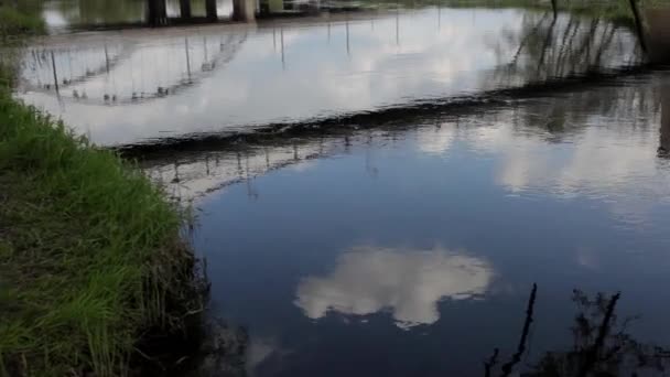 Zwei Brücken über den Fluss — Stockvideo