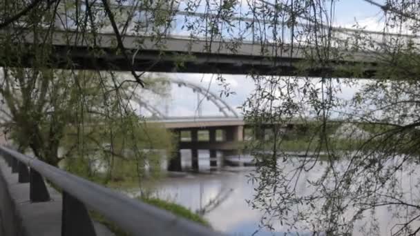 Два мости на річці — стокове відео