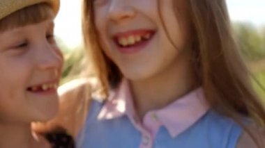 iki kız kardeş çok mutluyuz