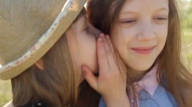 iki kız kardeş çok mutluyuz