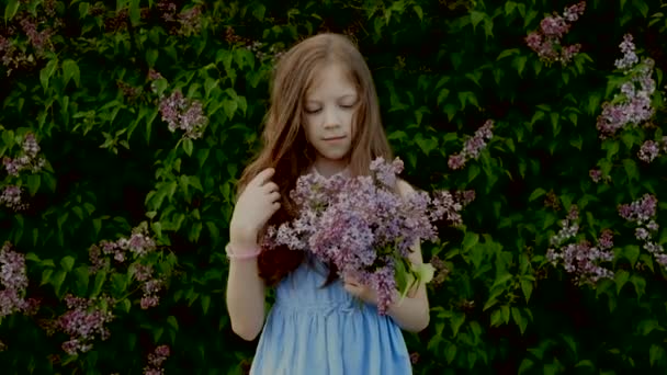 Gadis kecil dengan bunga — Stok Video