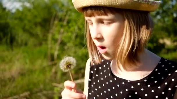 Bambina con fiore — Video Stock