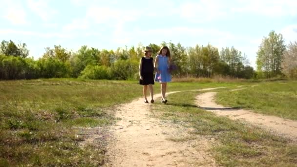 Två systrar är mycket nöjda — Stockvideo